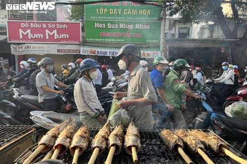 'Thủ phủ' cá lóc nướng ở TP.HCM tấp nập người mua trong ngày vía Thần Tài