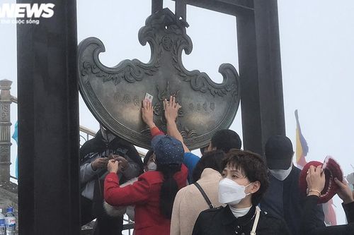 Du khách đua nhau xoa tiền lên chuông, khánh chùa Đồng Yên Tử để cầu may