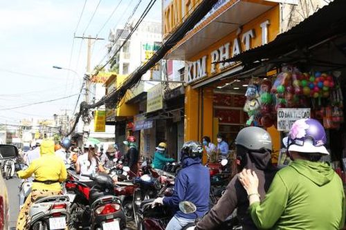 Kẹt xe trên nhiều tuyến đường ở TP.HCM vì người dân đổ xô đi mua vàng ngày Vía Thần tài