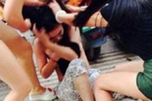 Nghi chồng ngoại tình, vợ nhờ người ập vào nhà nghỉ đánh ghen