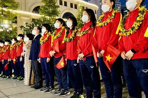 TP Hồ Chí Minh: Tặng tiền thưởng cho một số nữ cầu thủ