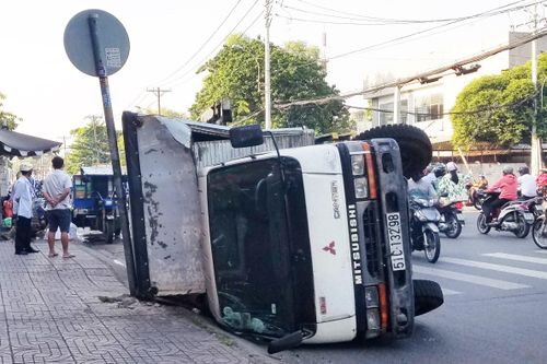 Xe tải bị lật ở TP.HCM