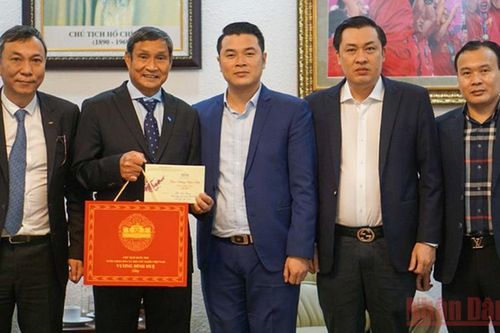 Chủ tịch Quốc hội Vương Đình Huệ chúc mừng thành tích của bóng đá nữ