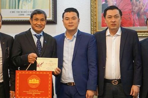 Chủ tịch Quốc hội Vương Đình Huệ chúc mừng thành tích của Đội tuyển Bóng đá nữ quốc gia