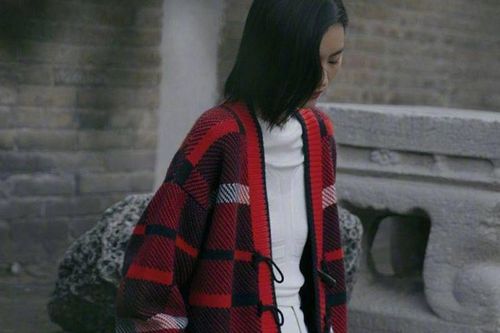 Mốt áo 'bà già' đang tạo trend, hợp thời tiết se lạnh đầu xuân