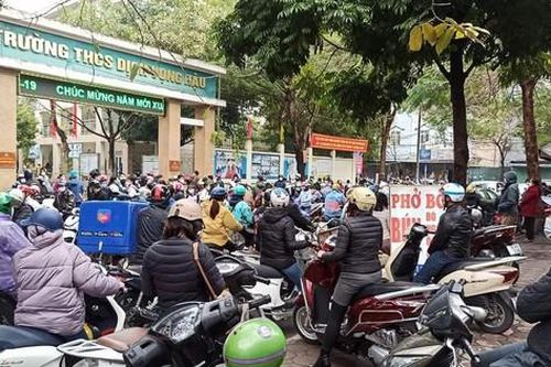 Phụ huynh Hà Nội vất vả đưa đón con những ngày đầu trở lại trường