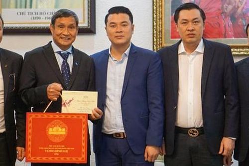 Chủ tịch Quốc hội Vương Đình Huệ chúc mừng thành tích của Bóng đá nữ