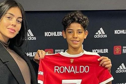 Con trai Ronaldo chính thức khoác áo đội trẻ MU, mang áo số 7 huyền thoại