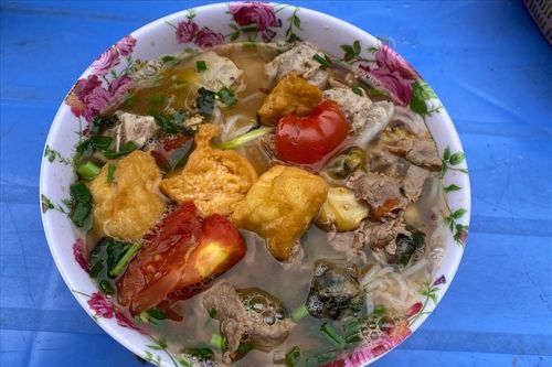 Đầu năm chém đẹp: Bát bún 100.000 đồng, cốc cà phê phụ thu 'VAT 100%'