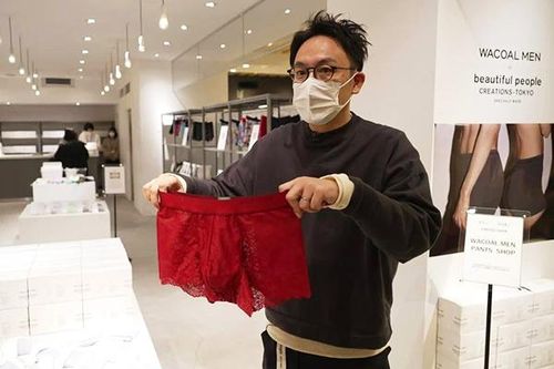 Nhật Bản bán quần lót ren cho nam giới, thu hút vô số du khách hiếu kỳ