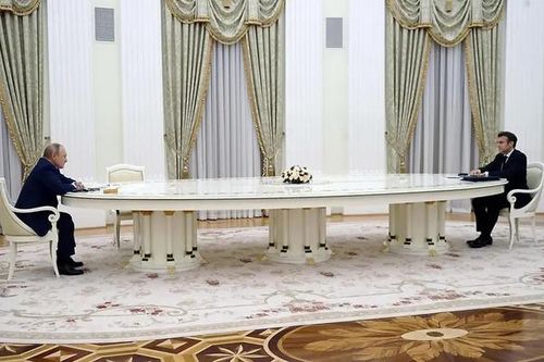 Tại sao bàn họp giữa hai ông Putin và Macron có chiều dài 'quá khổ'?