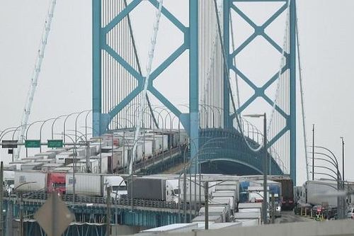 Toàn cảnh tắc nghẽn trên tuyến đường thông thương huyết mạch giữa Mỹ và Canada