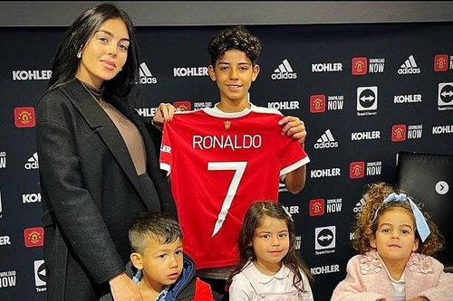 Con trai Ronaldo ký hợp đồng với MU