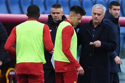 Cầu thủ Roma tính ra đi vì chán bị Mourinho mắng mỏ