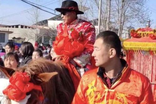 Cưới vợ kém 30 tuổi, cụ ông bị đồn 'nhà có mỏ khoáng sản' nhưng sự thật lại khiến người nghe kinh ngạc