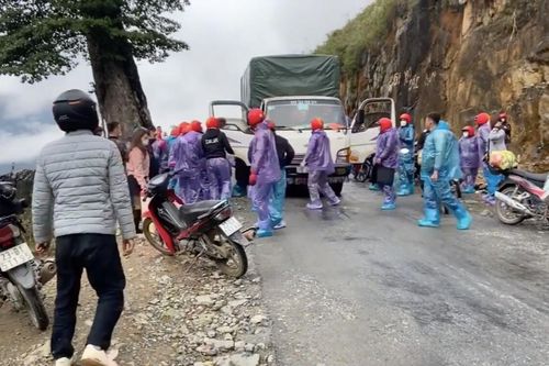 Nhóm phượt thủ đông nghịt chặn xe tải rồi hành hung tài xế ở Hà Giang, công an đã giữ được một người