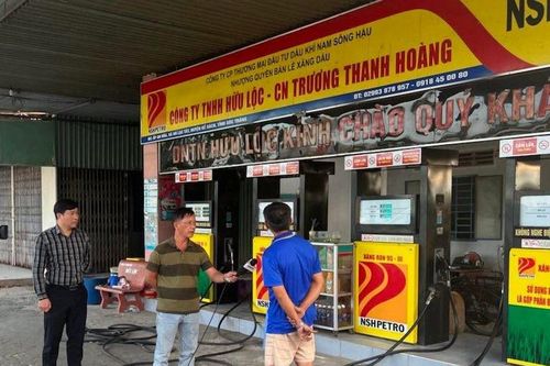 Xử lí nghiêm đơn vị găm 7000 lít xăng treo biển hết xăng chờ tăng giá
