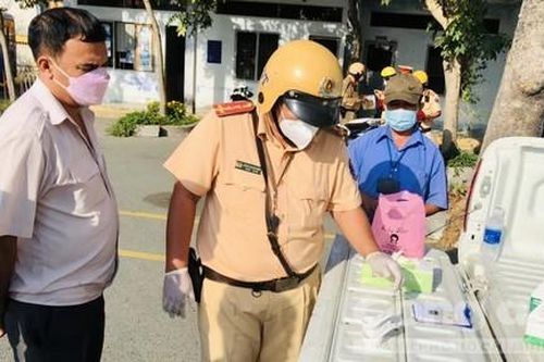 Bất ngờ test nhanh chất kích thích đối với tài xế ở Bến xe Quận 8