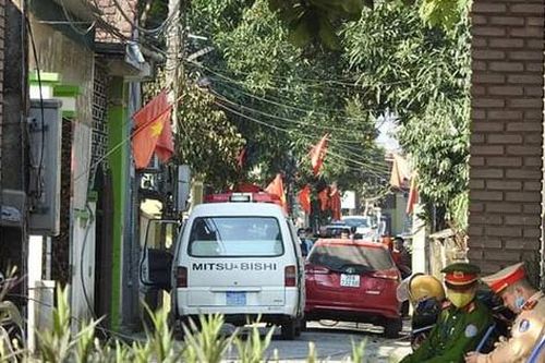 Đã xác định nguyên nhân bé trai tử vong trong tư thế quỳ gối ở cầu thang