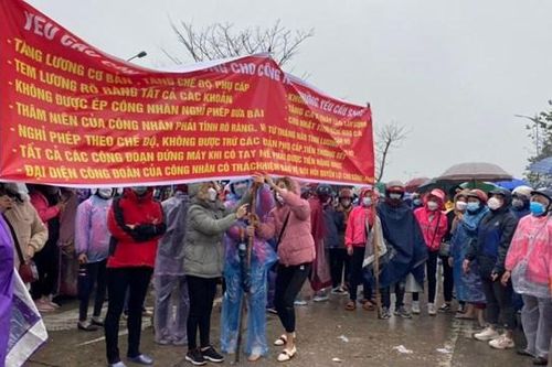 Gần 5.000 công nhân mặc áo mưa, căng băng rôn, tiếp tục đình công ngày thứ 2