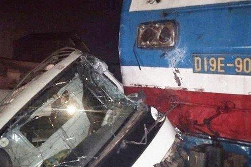 Ôtô tải biến dạng khi cố băng qua đường sắt
