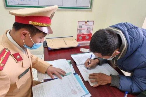 Xử phạt 6 'cò' chèo kéo khách đi chùa Hương