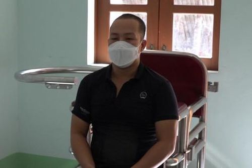 Tưới xăng lên người công an viên vì bị dẹp trường gà