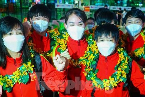 Nữ tuyển thủ bóng đá Việt Nam xúc động trước sự quan tâm của người dân TPHCM