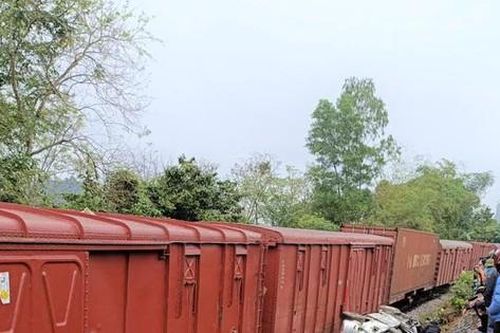Qua đường bất cẩn, ô tô bị tàu hỏa tông bẹp dúm