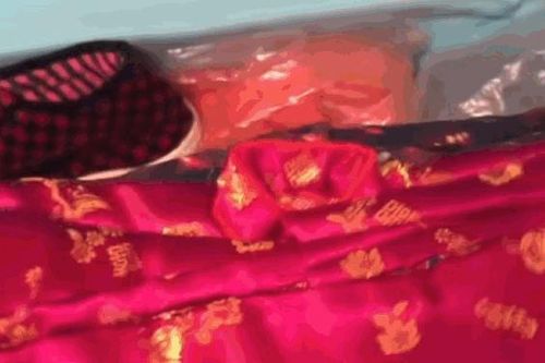 Mở chiếc hộp bà nội để lại, người đàn ông bật khóc thấy món đồ bên trong