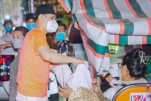 Nguyên Vũ tặng lì xì, quà bánh cho hằng trăm người vô gia cư