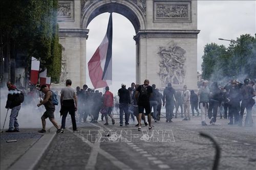 Cảnh sát Pháp chặn đoàn xe biểu tình tiến vào thủ đô Paris