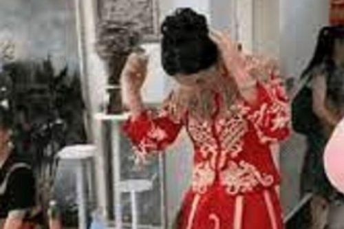 Cô dâu cởi váy cưới, hủy hôn ngay sau đám cưới vì lý do bất ngờ