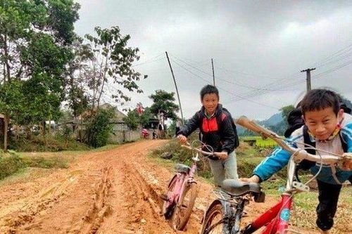 Học sinh phải 'đánh vật' trên còn đường tới trường