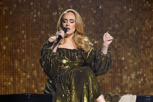 Lột xác đến mức chấn động thế giới, Adele giờ mới đạt đến thời kỳ đỉnh cao nhan sắc: Phụ nữ đẹp nhất khi yêu là đây!