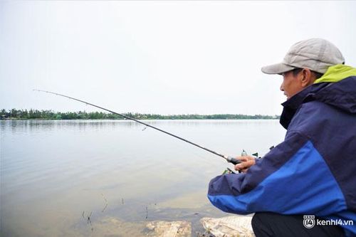 Cần thủ hào hứng săn 'thủy quái' trên sông Trường Giang