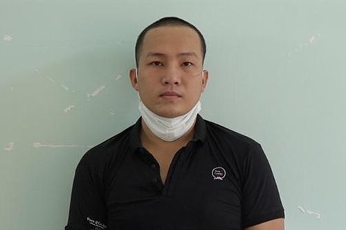 Tưới xăng vào người Công an viên bật lửa đốt vì bị dẹp trường gà
