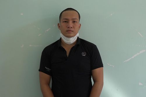 Nam thanh niên tưới xăng định đốt công an vì bị dẹp trường gà