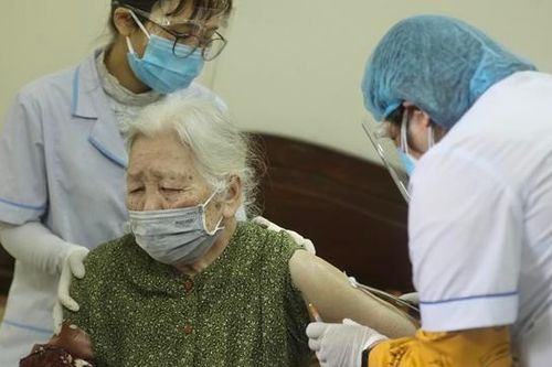 Hà Nội rà soát, tăng cường tiêm vaccine cho người có nguy cơ mắc Covid-19