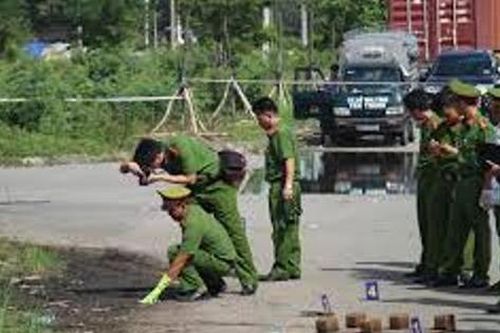 Vợ tử vong bất thường bên vệ đường, chồng ở nhà nguy kịch