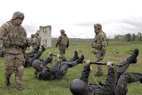 Mỹ rút bớt huấn luyện viên quân sự khỏi Ukraine