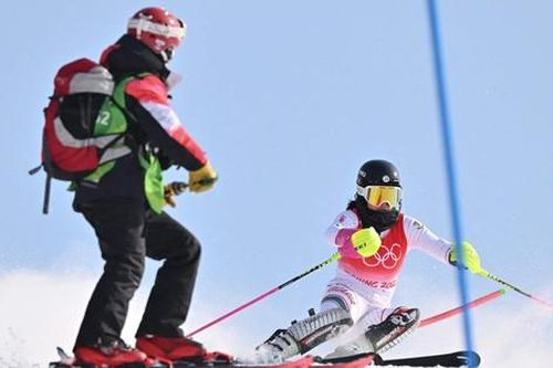 VĐV tức điên vì đang tới vạch đích bỗng bị BTC Olympic lao ra chặn đường