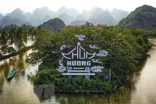 Xử lý 'cò mồi' lôi kéo, tranh giành khách vãn cảnh chùa Hương