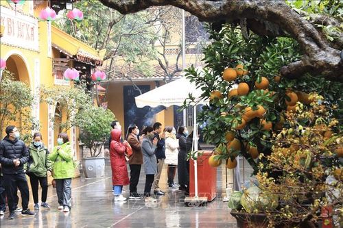 Người dân Hà Nội đi lễ đền, chùa Rằm tháng Giêng