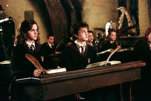 6 chi tiết ở Harry Potter vô lý đến khó đỡ, tác giả cũng làm ngơ: Hermione không thể 'tẩy não' bố mẹ, gia đình Harry vốn có thể được cứu!