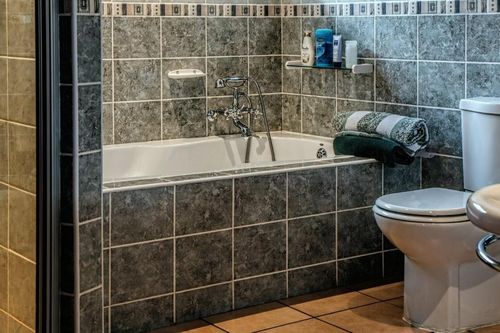 Tới nhà chơi vài ngày, cô gái sững sờ phát hiện điều không tưởng giữa bạn trai và người mẹ