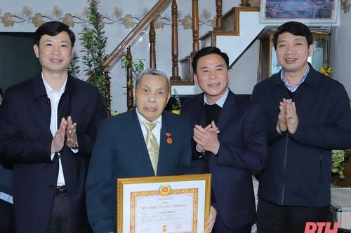 Bí thư Tỉnh ủy Đỗ Trọng Hưng trao Huy hiệu 75 năm tuổi Đảng cho đồng chí Nguyễn Đình Tụ