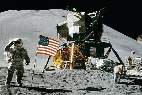Bất ngờ quan điểm: 'Sứ mệnh Apollo 11 được thực hiện ở phim trường'?