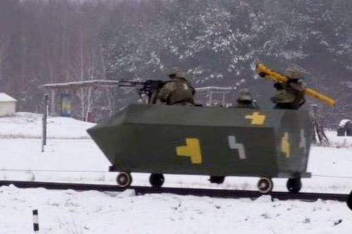 Quân đội Ukraine bị chê vì sử dụng xe goòng, súng gỗ huấn luyện