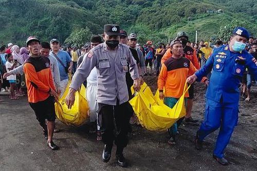 10 người tử vong do sóng lớn cuốn trôi ra biển ở Indonesia